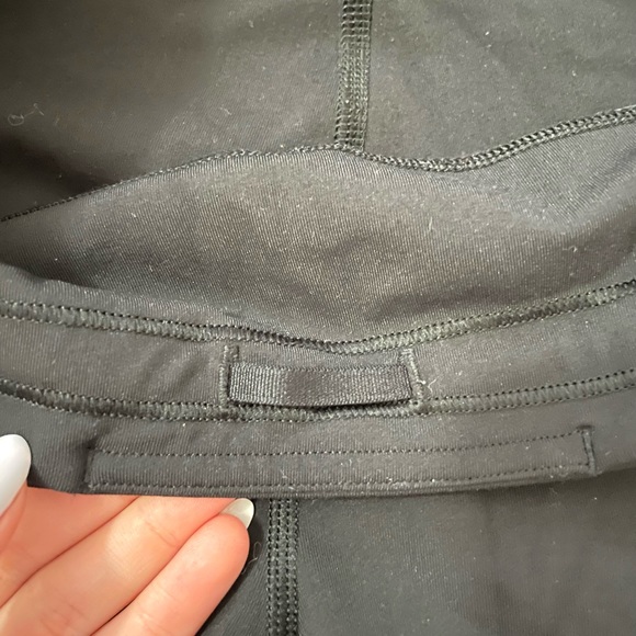 Lululemon Black Leggings 28” Length Size 4 With Pockets and Reflective Parts - Picture 4 of 9